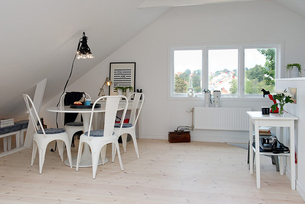 Small-Attic-apartment-round-dining-table-with-white-chairs