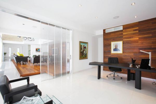 Spacious-minimalist-home-office-with-black-decor