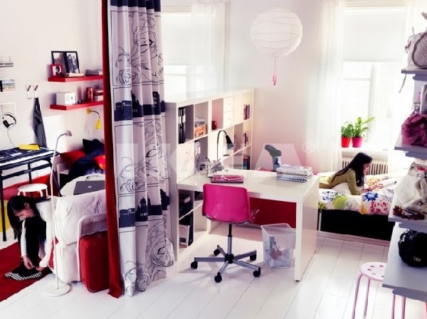 Teen-girl-bedroom-with-work-space-in-pink-and-white