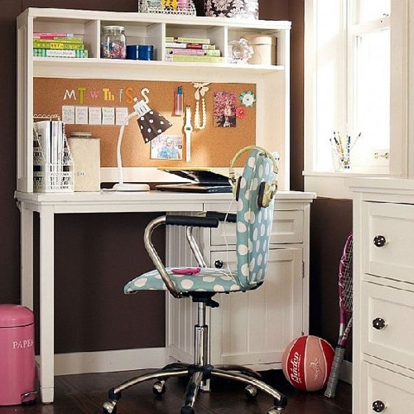 Teen girls work space in simple shades