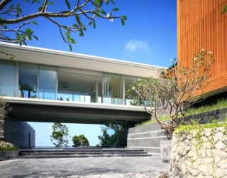 Modern Villa Mayavee in Thailand captivates with fluid charm!