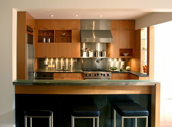 Wood-and-stainless-steel-decoration-for-a-modern-looking-kitchen