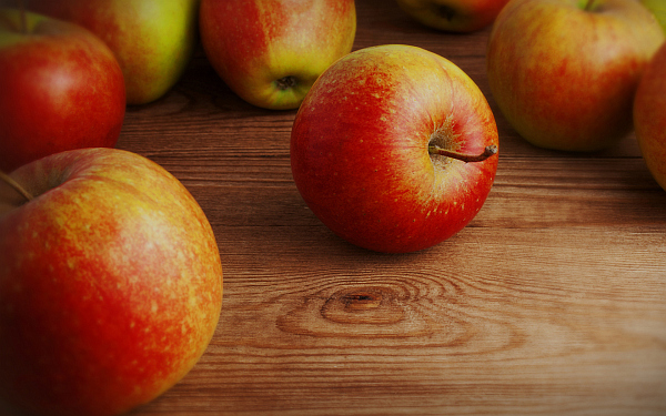 red-apples-on-the-table