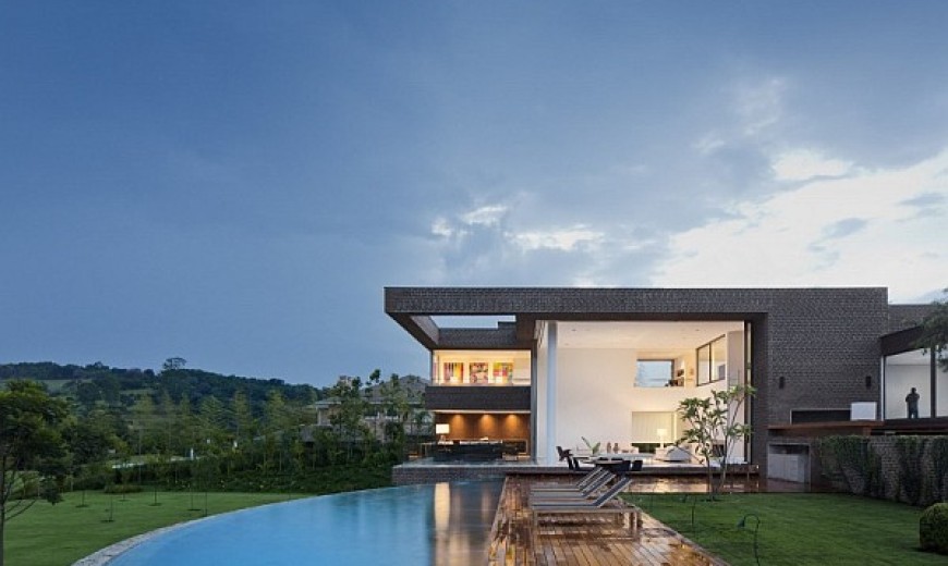 Casa HS: Prolific contemporary home sits proudly inside a Brazilian Golf Course 
