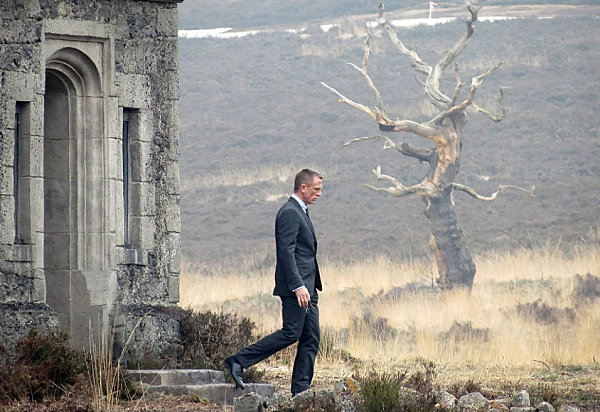 Daniel-Craig-exits-Skyfall-Estate