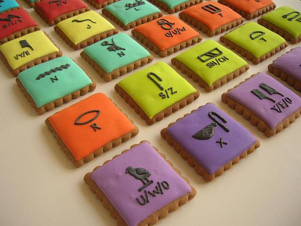 Egyptian-designs-decorated-on-stylish-cookies