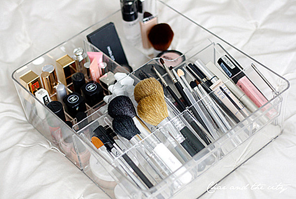 Square-shaped makeup organizer