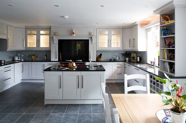 White Shaker cabinets for a traditional kitchen