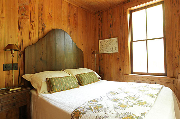 Wooden-detailing-in-a-warm-bedroom