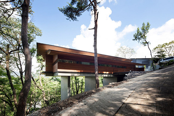 cantilevered house in Japan