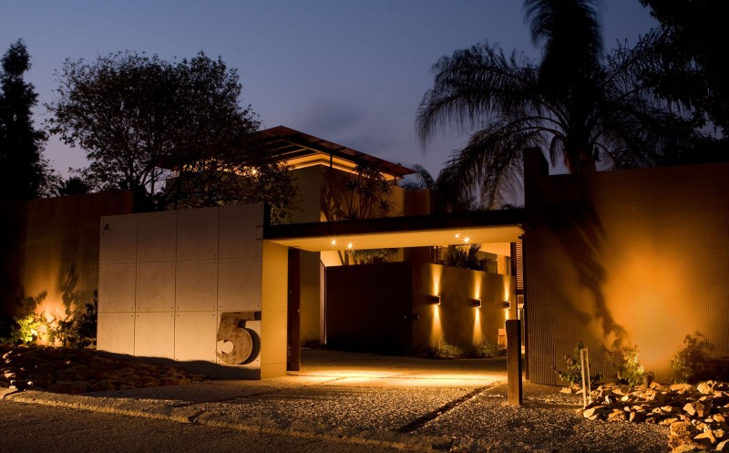 mid-century villa with modern entrance