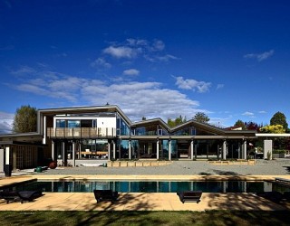 Mountain Range Home in New Zealand Captivates with Undulating Rooftop