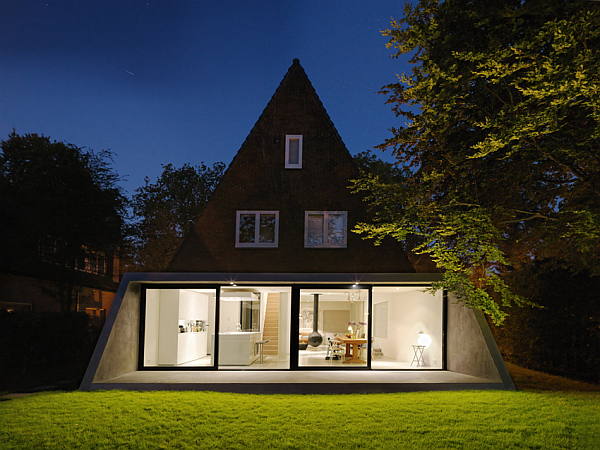 triangle-amsterdam-house-at-night