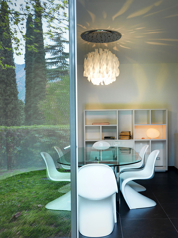ultra-contemporary-glass-dining-table-with-white-chairs