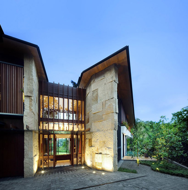 winged-house-majestic-entrance