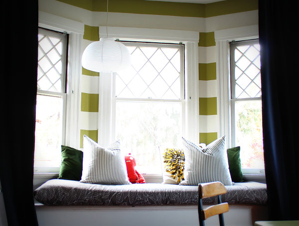 Bay window seat for a children's bedroom