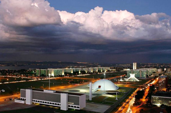 Esplanade-of-Ministries-featuring-Niemeyer-architecture-600x397