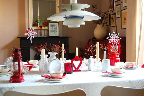 Festive-holiday-table-decor-in-shades-of-red