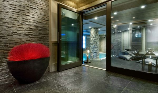 Glassy-gateway-to-the-interior-pool