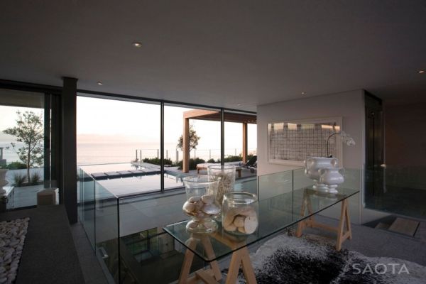 Interiors-with-lavish-use-of-glass