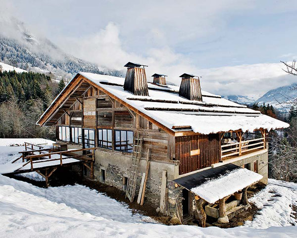 Modern-Chalet-in-Megeve-covered-in-snow