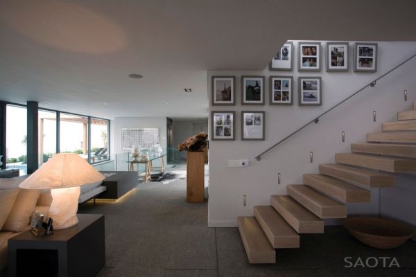 Modern-wooden-staircase-adds-to-the-charm-of-the-home