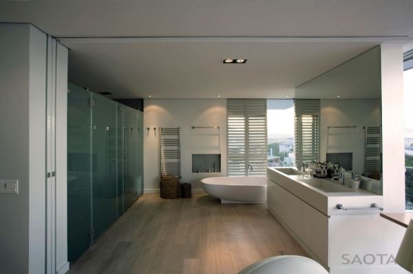 Nuetral-shades-grace-the-bathrooms