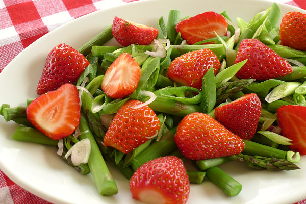 Strawberry-and-asparagus-salad