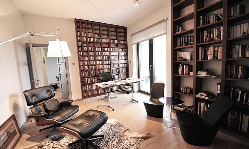 https://cdn.decoist.com/wp-content/uploads/2012/12/Study-room-with-Eames-lounge-chair-and-small-desk-870x520.jpg