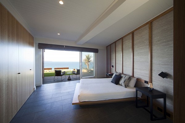 Stunning-minimalist-bedroom-in-Palm-Beach-Villa