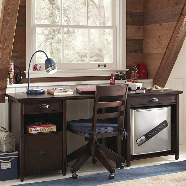 Traditional Study Room Design with Desk Lamp