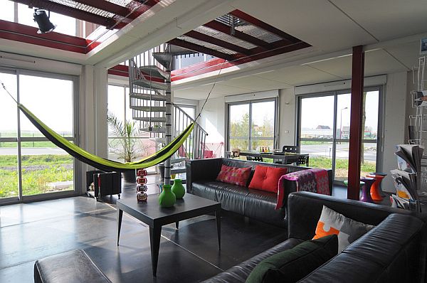 A lovely hammock in the living area provides for a comfy seating option