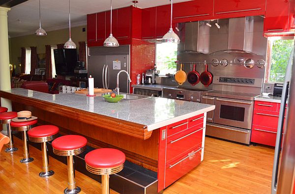 A Mid-Century Kitchen in Red