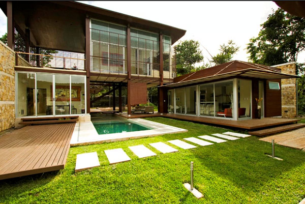 backyard design with lawn