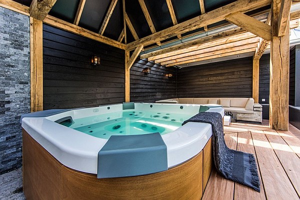 outdoor jacuzzi patio