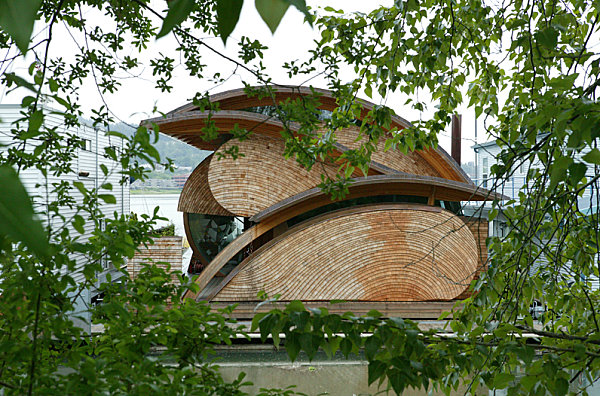 Floating house in Portland