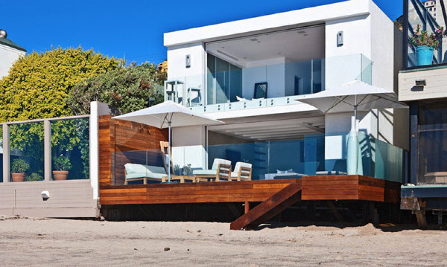 Modern Malibu Beach House Combines Contemporary Interiors with Unending Ocean Views