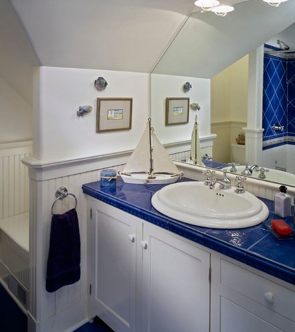 White and blue theme makes for a perfect kids bathroom with nautical motif