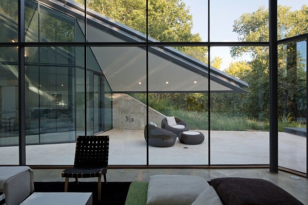 Underground House Encased in Glass Offers a Modern take on 