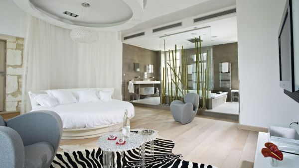 Chic and fashionable use of the round bed for a bedroom in white