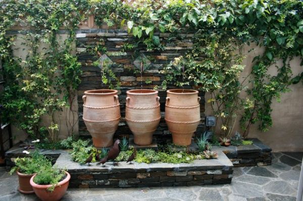 Greek urns help in creating a fountain with creativity galore