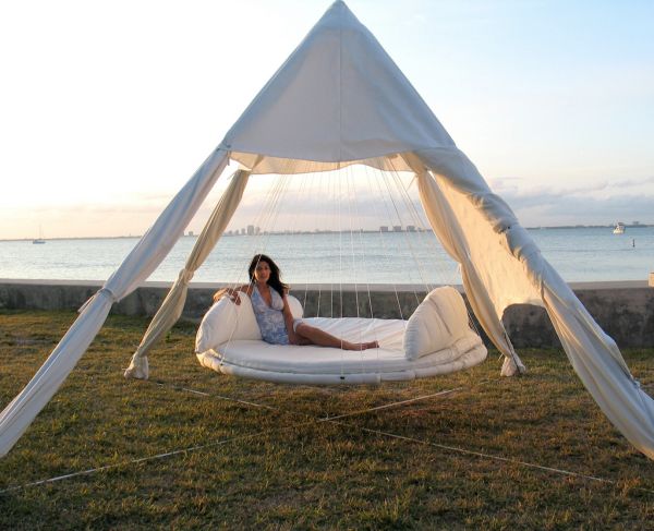 Round hanging best sale daybed swing