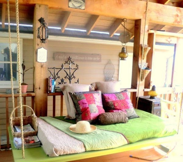 Romantic swinging bed idea for the porch