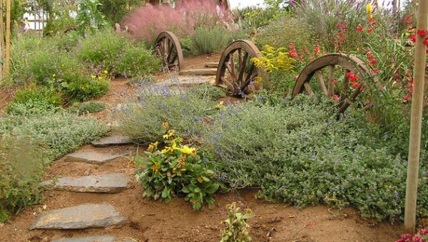 Smart use of wagon wheels to create a distinct and natural landscape