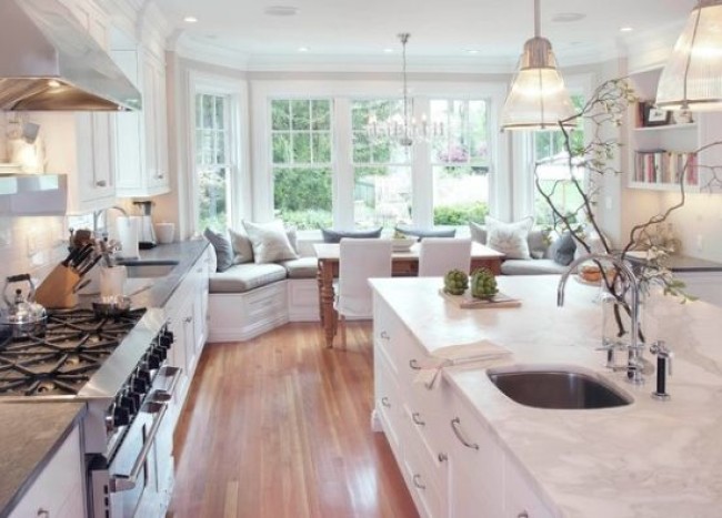 Stunning Modern Kitchen In Pristine White Where Pendant Lights Take A Rare Backseat 650x467 
