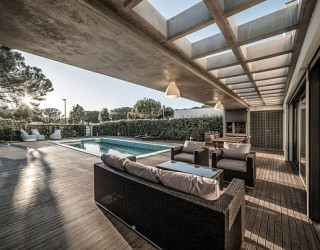 Lavish Modern Residence in Faro Charms With Its Spacious Contemporary Interiors