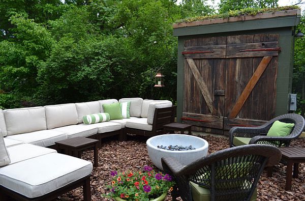 Stylish mulch floor patio