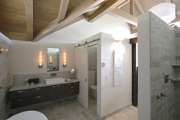 Bathroom with a beautiful privacy wall and tiles