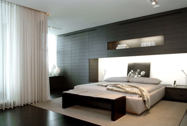 Refined minimalist bedroom with a bench at the foot of the bed that fits in seamlessly