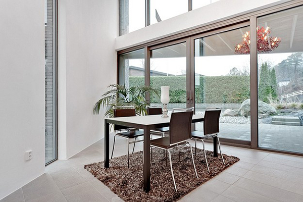 Dining area that stays visually connected with the backyard